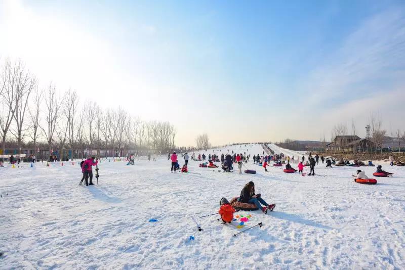 玉黛湖滑雪场建有淄博市最大的8000㎡嬉雪区,拥有雪